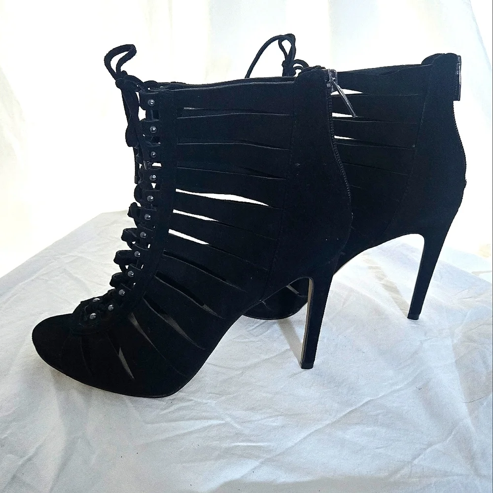 Gorgeous Vince Camuto Gladiator Heels NWOB ❤️